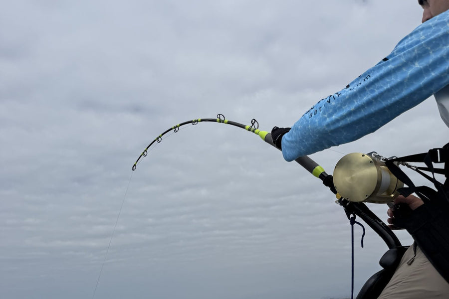 Pescador peleando un atún a curricán desde el barco